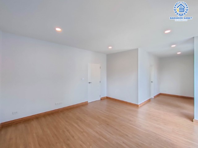 *****บ้านเดี่ยวมือสองย่านกรุงเทพฯ ม.เดอะซิตี้ พระราม2-พุทธบูชา เนื้อที่กว้าง 59.40 ตร.ว. ฟังก์ชัน 4 ห้องนอน 5 ห้องน้ำ ที่จอดรถ 3 คัน บ้านเดี่ยวหลังใหญ่ สวยหรูดูมีระดับ สภาพเหมือนใหม่พร้อมเข้าอยู่ ทำเลเดินทางสะดวก เชื่อมต่อถนนพระะราม2  ใกล้จุดขึ้นทางด่วน "วงแหวนรอบนอกกรุงเทพฯ ฝั่งใต้"